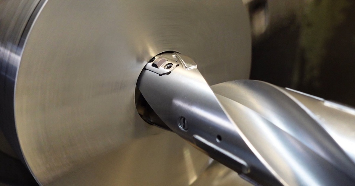 H.Bilz large-diameter indexable drill head cutting into a steel bore